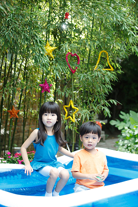 可爱的儿童在游乐场玩耍图片