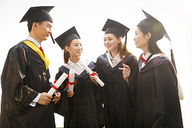 大学生穿着学士服庆祝毕