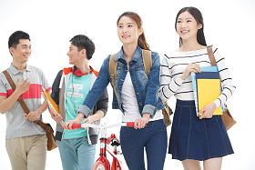 年轻的大学生在闲谈