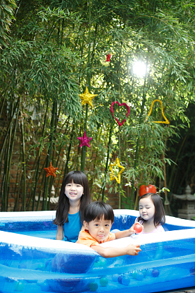 可爱的儿童在游乐场玩耍照片