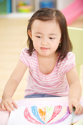 幼儿园的小朋友在作画