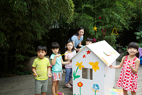 幼儿园的师生在做手工图片