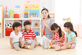 老师和儿童在幼儿园