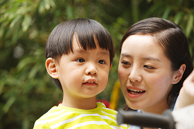 幼儿园里老师和男孩在户外图片