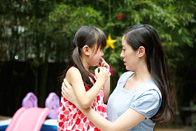 幼儿园教师和可爱的小女孩图片