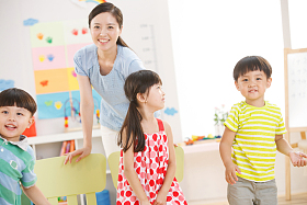 老师和儿童在幼儿园里照片