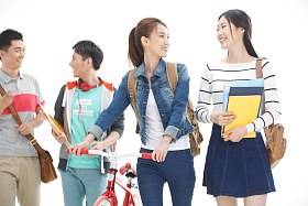 年轻的大学生在闲谈照片