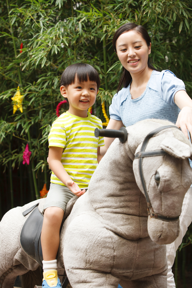 幼儿园里老师和男孩在户外图片 幼儿园里老师和男孩在户外图片