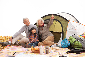 祖父母和孙女在露营
