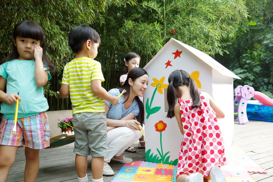 幼儿园的师生在做手工图片