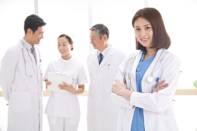 自信的医务工作者图片