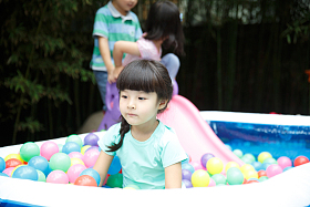 可爱的儿童在游乐场玩耍照片