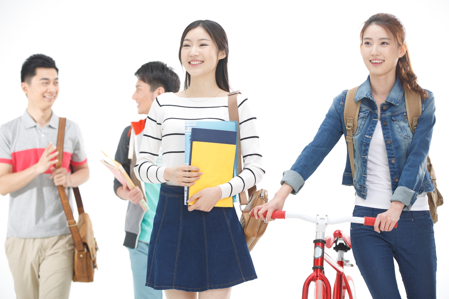 年轻的大学生在闲谈 年轻的大学生在闲谈