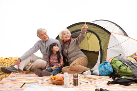 祖父母和孙女在露营