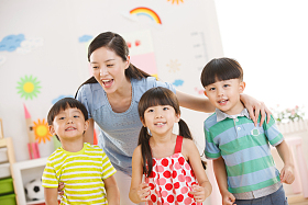 老师和儿童在幼儿园里图片