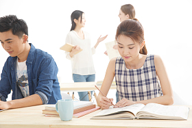 年轻的大学生在学习图片