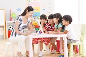 老师和儿童在幼儿园里照片