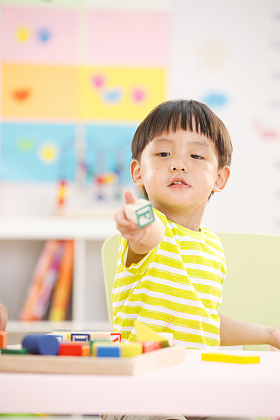 幼儿园儿童在娱乐室玩耍图片