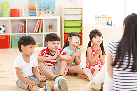 老师和儿童在幼儿园里图片