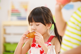 幼儿园儿童在吃早餐图片