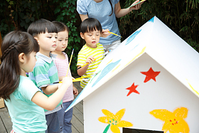 幼儿园的师生在做手工照片