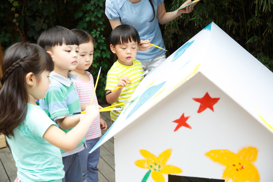 幼儿园的师生在做手工照片