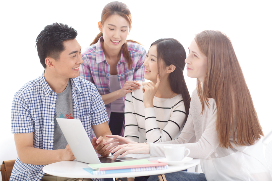 年轻的大学生在使用电脑照片 年轻的大学生在使用电脑照片