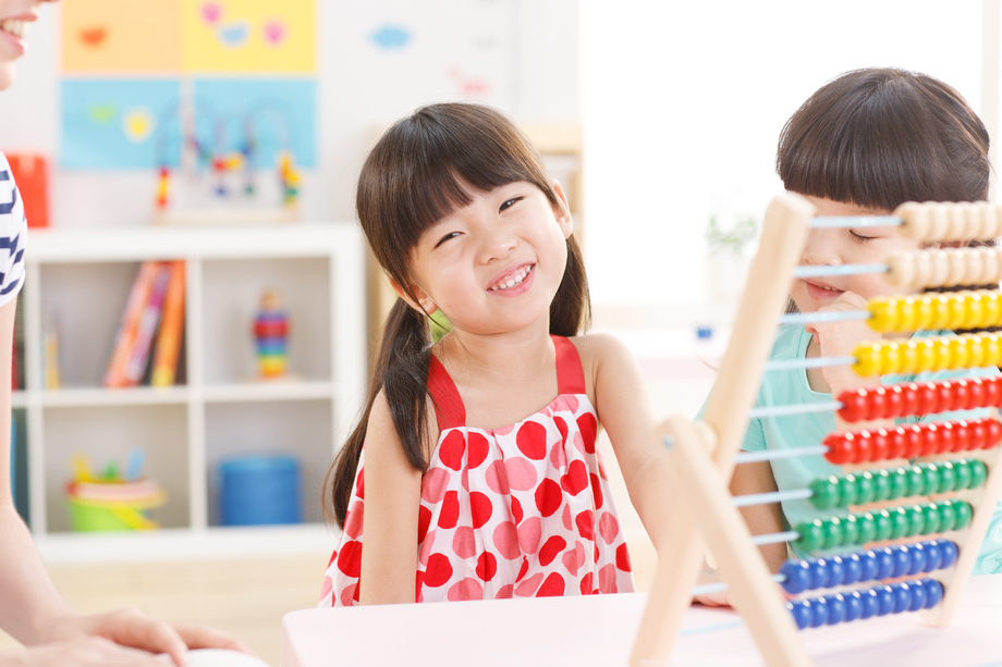 幼儿园儿童在娱乐室玩耍 幼儿园儿童在娱乐室玩耍