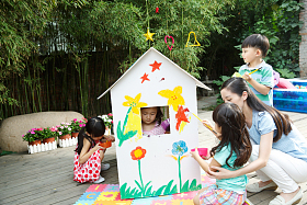 幼儿园的师生在做手工图片