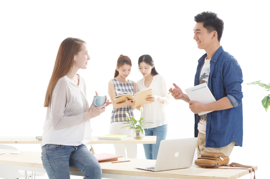 年轻的大学生在学习图片
