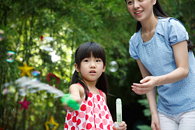 幼儿园教师和可爱的小女孩图片