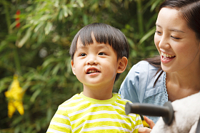 幼儿园里老师和男孩在户外照片
