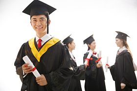大学生穿着学士服庆祝毕业照片