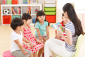 老师和儿童在幼儿园里图片