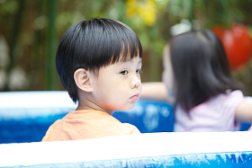 可爱的儿童在户外玩耍图片