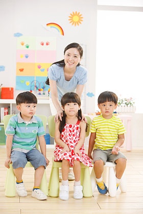 老师和儿童在幼儿园里图片