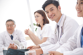 医务工作者在看X光片