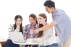 年轻的大学生在使用电脑照片