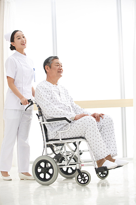 女护士推着坐在轮椅上的老人图片