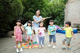 幼儿园的师生在做手工照片