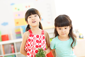 幼儿园儿童拿着蔬菜图片