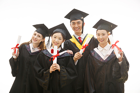 大学生穿着学士服庆祝毕
