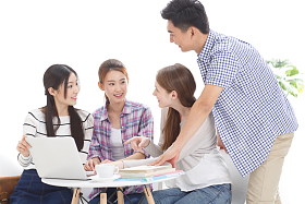年轻的大学生在使用电脑照片