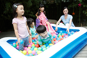 幼儿园儿童和教师在户外玩耍图片