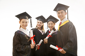 大学生穿着学士服庆祝毕业图片