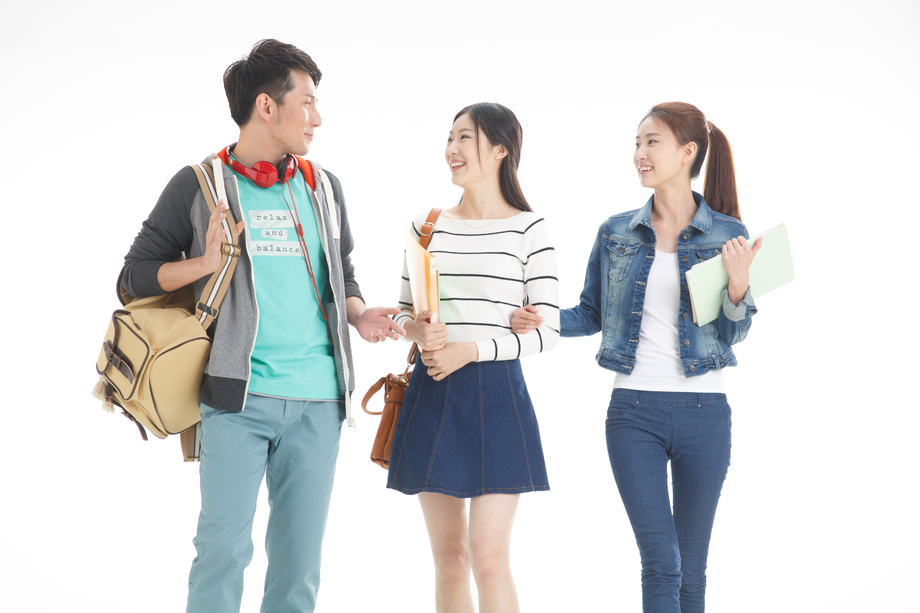 三个年轻的大学生图片