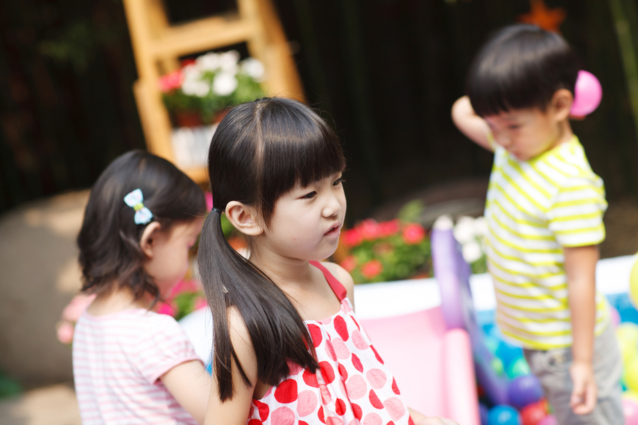 可爱的儿童在游乐场玩耍 可爱的儿童在游乐场玩耍