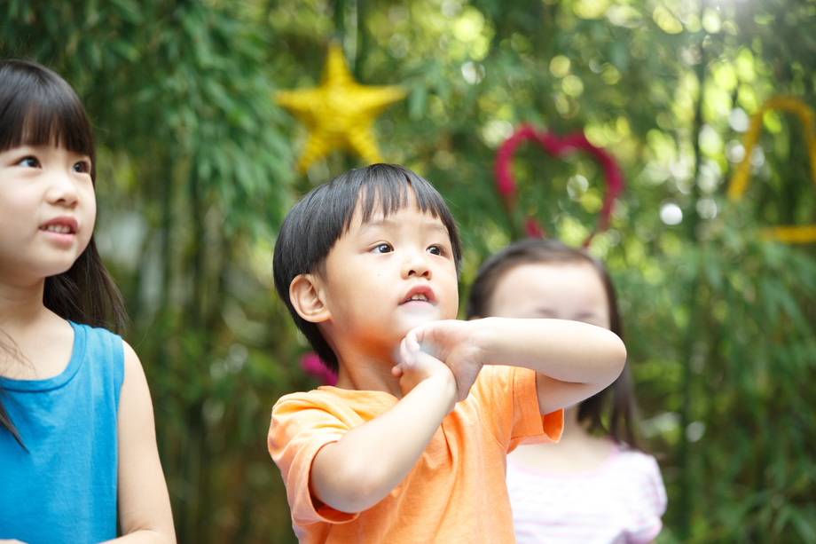 可爱的儿童在游乐场玩耍图片 可爱的儿童在游乐场玩耍图片