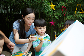 幼儿园的师生在做手工照片