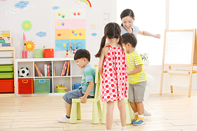 老师和儿童在幼儿园